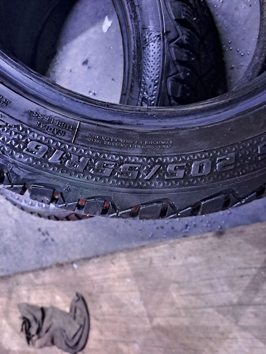 Продам шины шипованые Goodyar ultra grip 205/55/16.