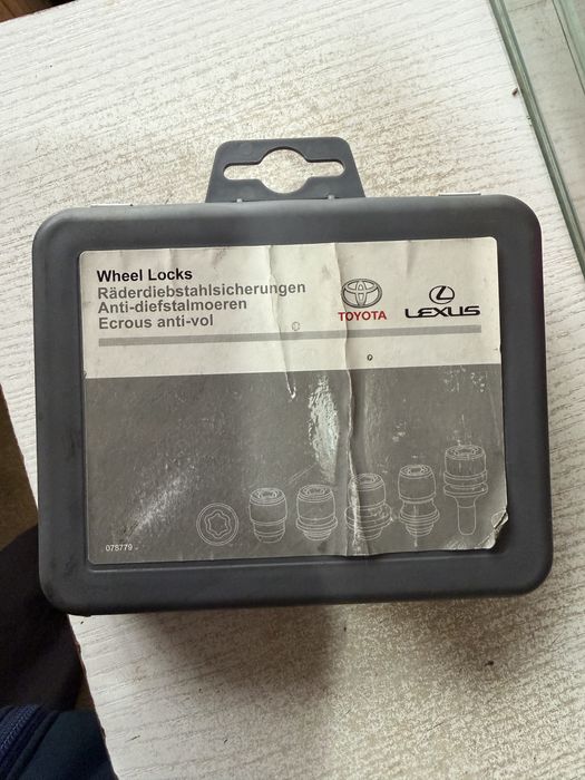 Секретка болты на колесо Toyota Lexus