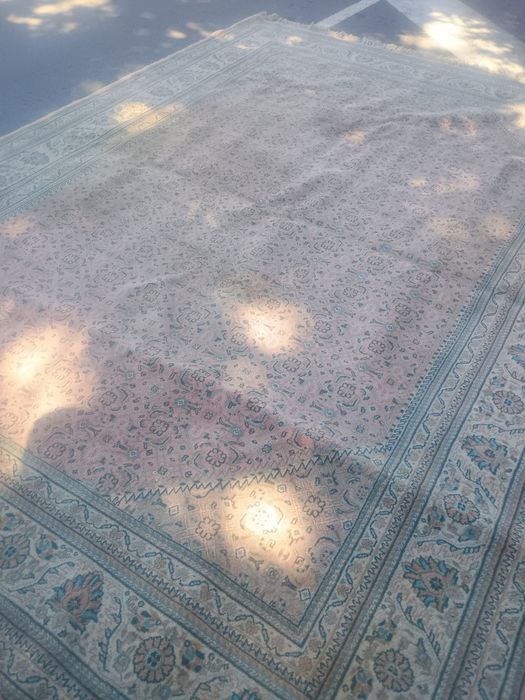 Ръчно тъкан уникален килим