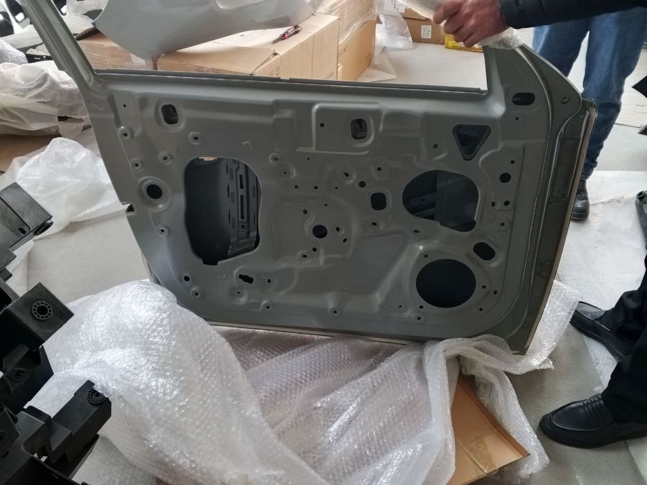 Hongqi E-QM5 avtomobil eshiklari. Двери автомобиля Hongqi E-QM5.