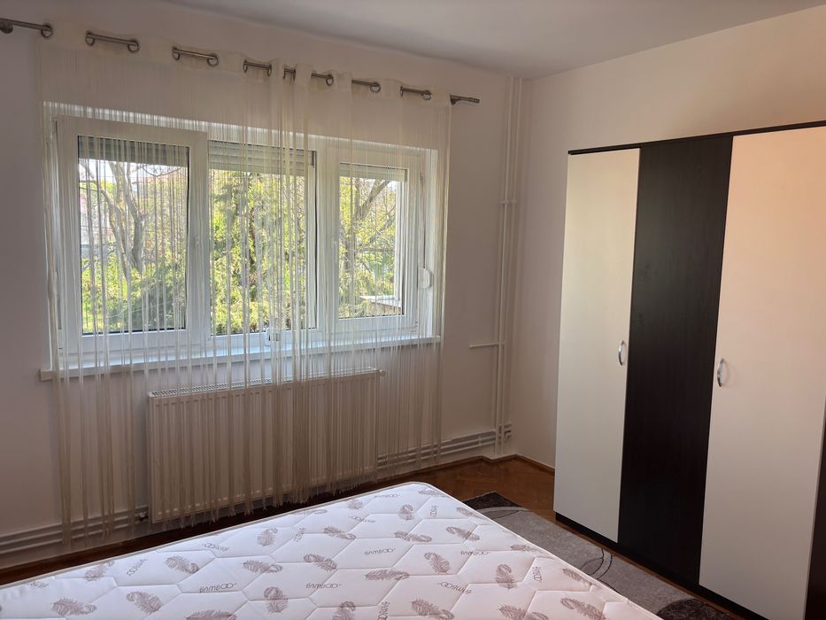 De inchiriat apartament cu 2 camere decomandat et.1 cu centrala proprie zona Aradului!!
