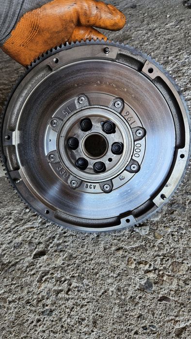 Демпферен маховик и Притескател за VW 1.9tdi - 105 коня
