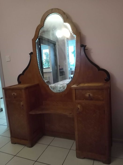 Старинна тоалетка с огледало