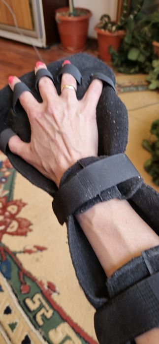 Дясна шина за ръка