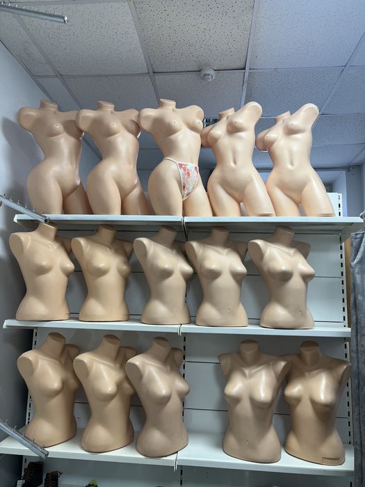 Манекены, вешалки