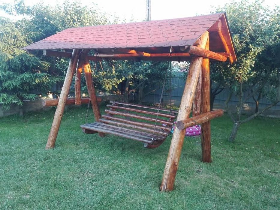 Foișor rustic , masă lemn masiv , cușcă câine.