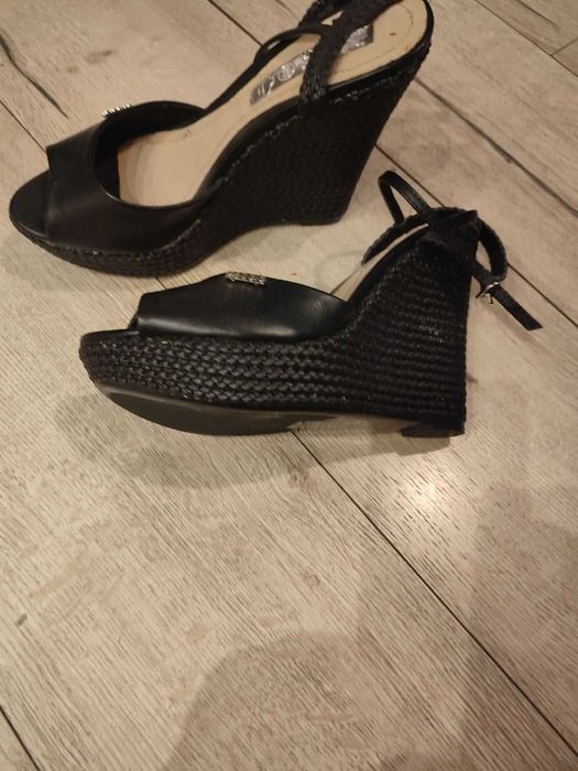 Продавам нови сандали