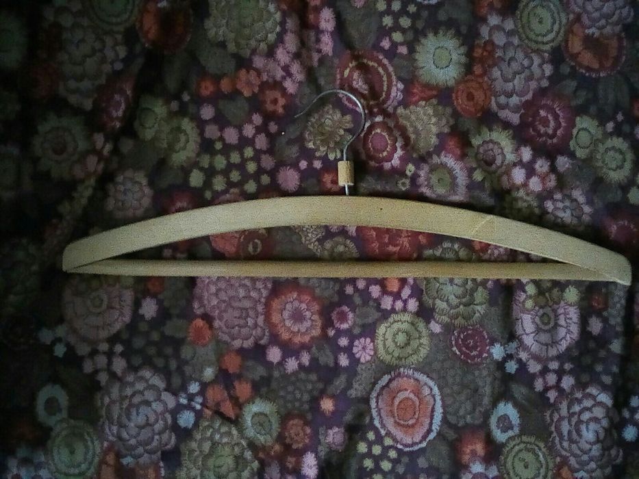 Дървена закачалка