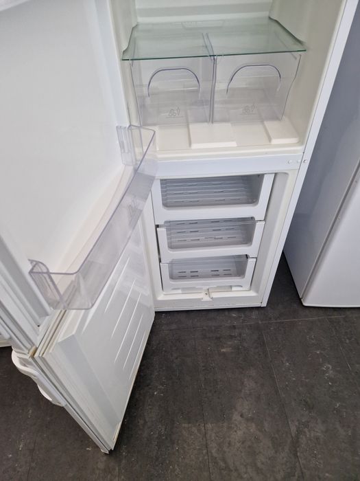 Хладилник с фризер Electrolux A+ 55 см широк