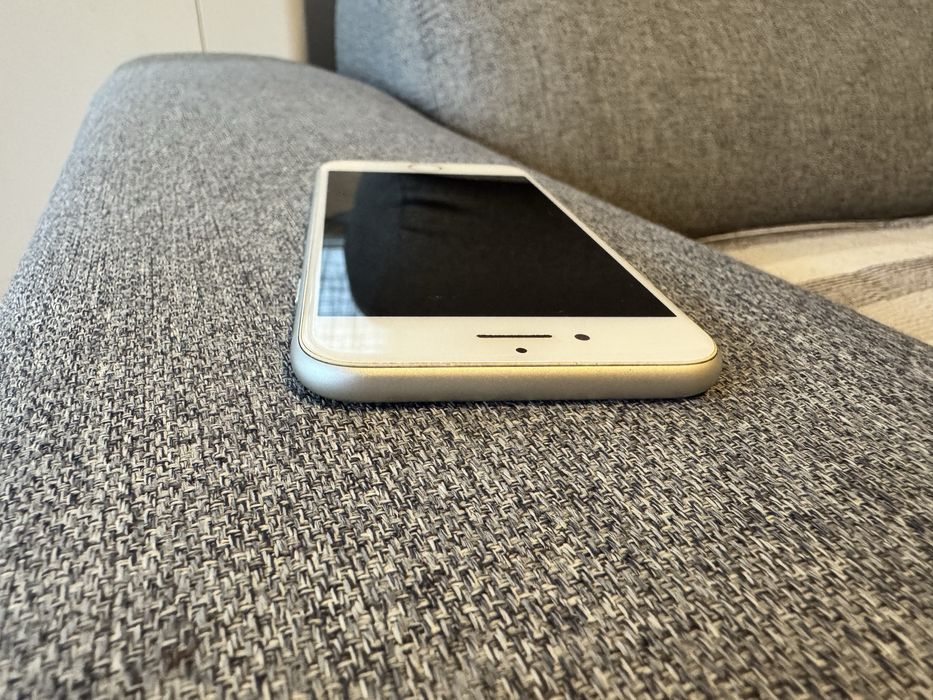 Телефон IPhone 8