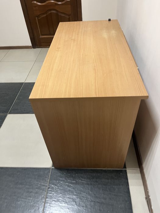 Отдам даром стол с тумбой