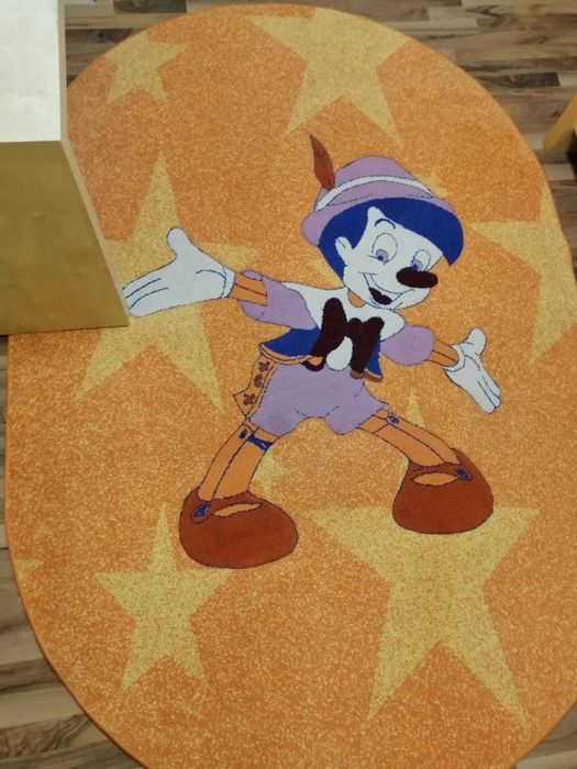 Vand lustra, covor si perdea ptr camera copii