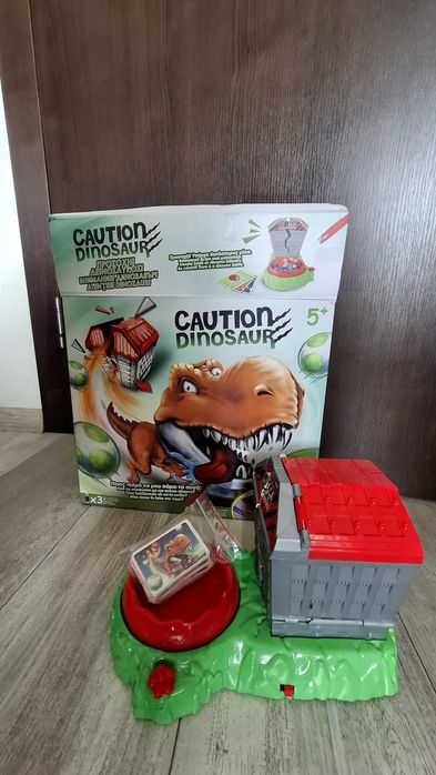 Детска игра с динозавър