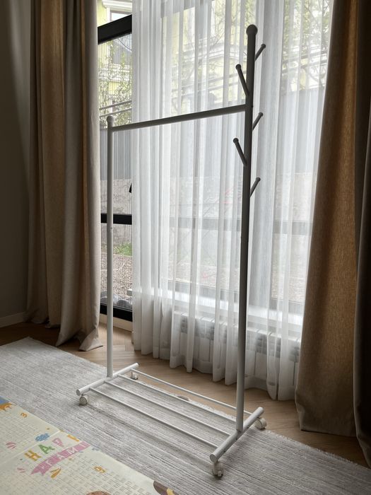 Вешалка наполная с колесиками