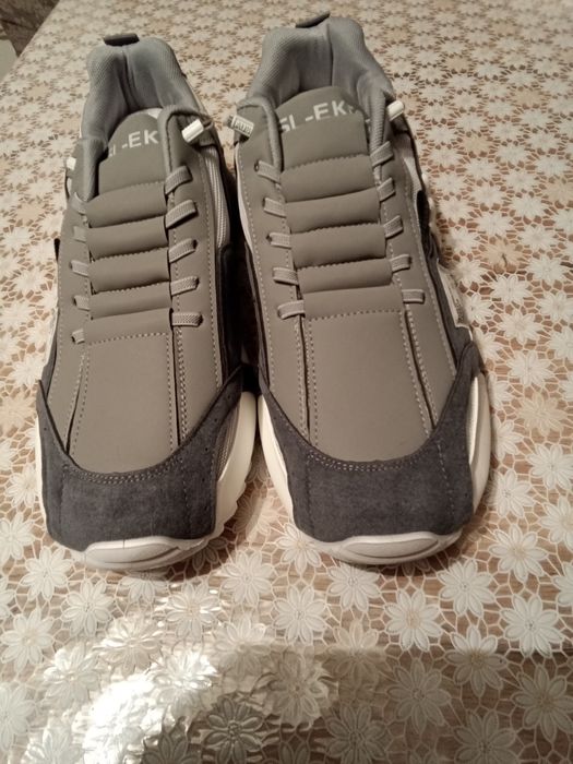 Продам мужские кроссовки