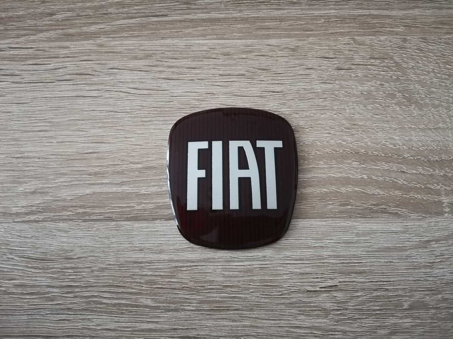 червена емблема Fiat малък размер