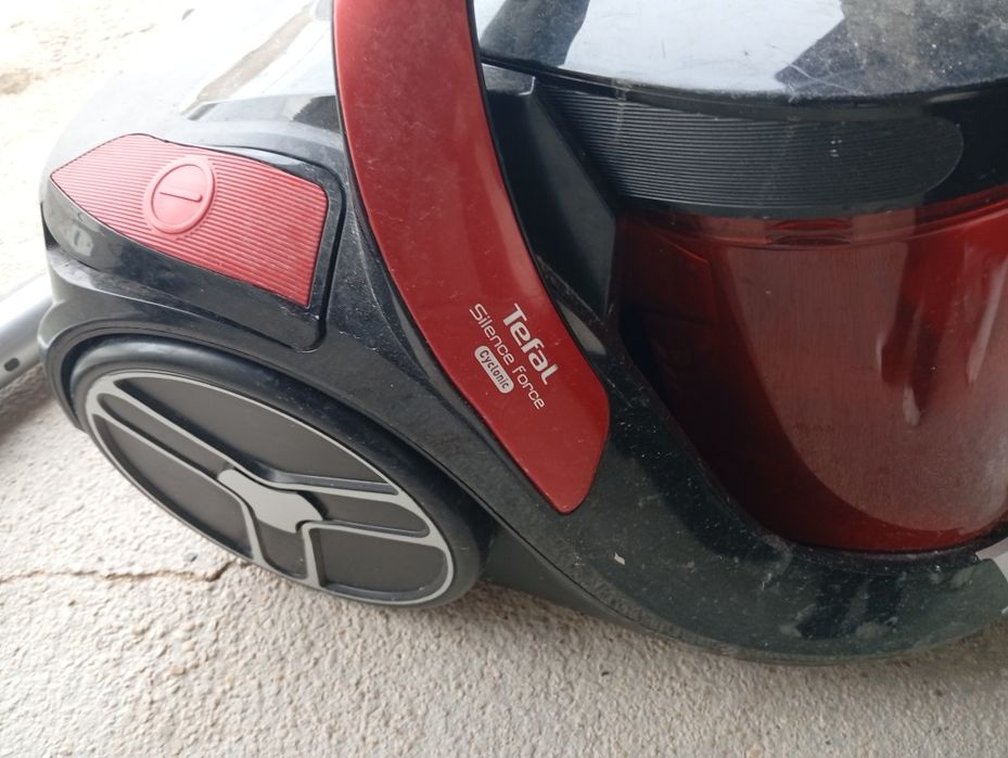 Продам два пылесоса на запчасти.