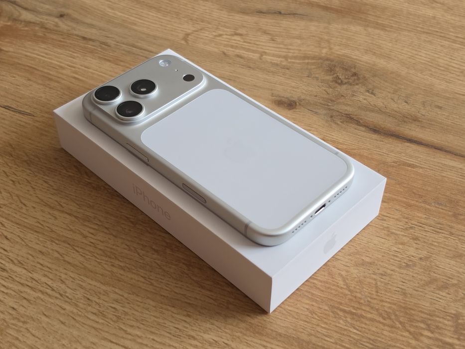 iPhone 17 Pro 256GB Silver + подарък кейс