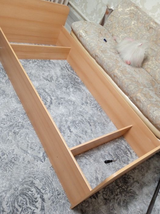 Кровать и плательные шкаф