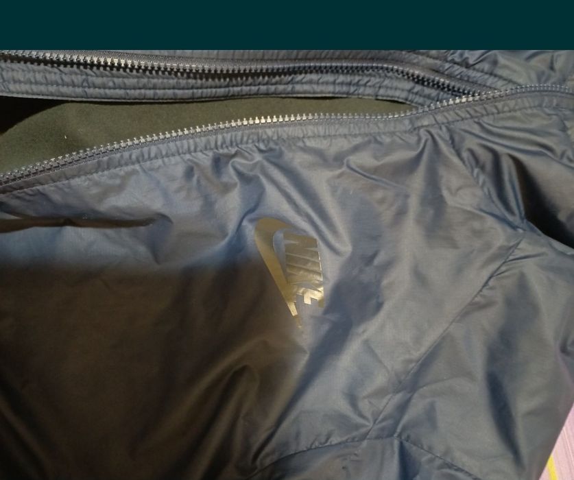 Geaca Nike cu glugă

Fără defecte