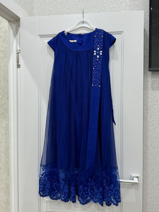 Әдемі көйлектер бар