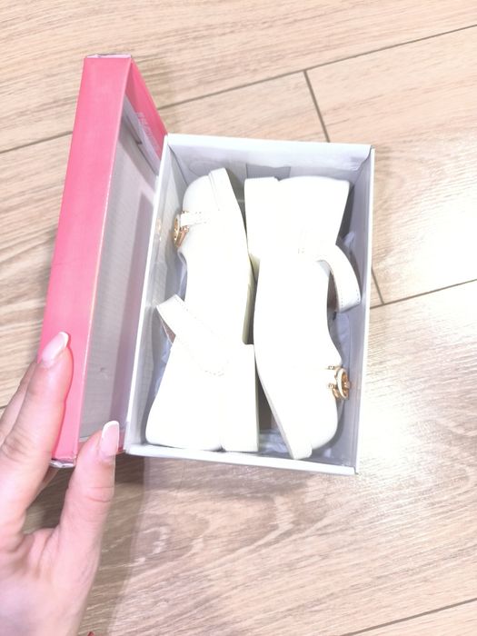 бели официални обувки