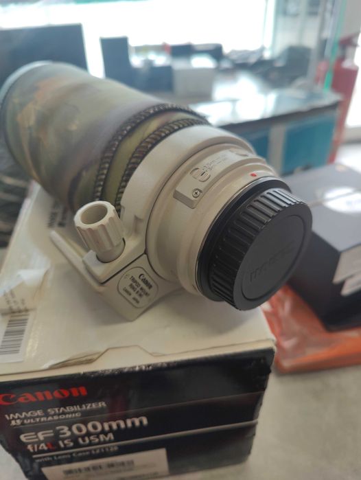Фотоапарат Canon ЕQС 7D  и обектив Canon EF 300mm