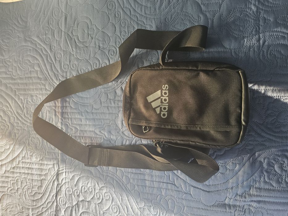 Мъжки чанти за рамо кожени и от плат.Чантата с надпис адидас е платнен