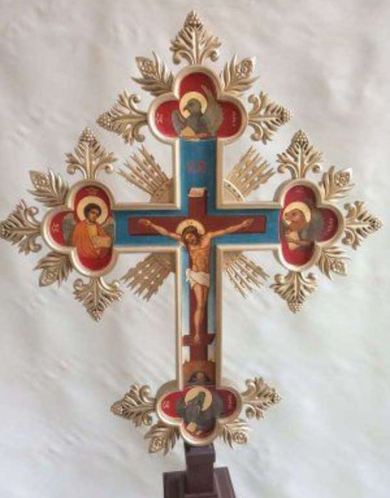 Рисуван кръст с дърворезба