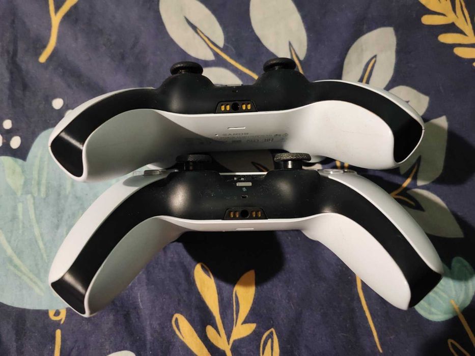 Два оригинални DualSense контролера за PS5
