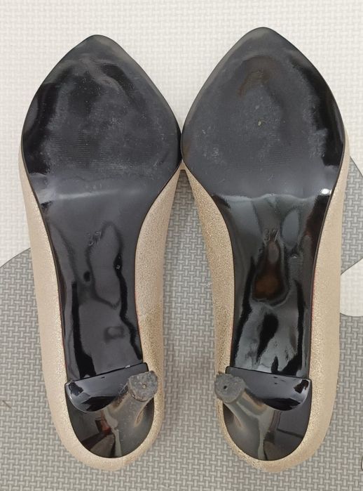 Pantofi stiletto aurii , din piele , Nr 37 branț 24 cm