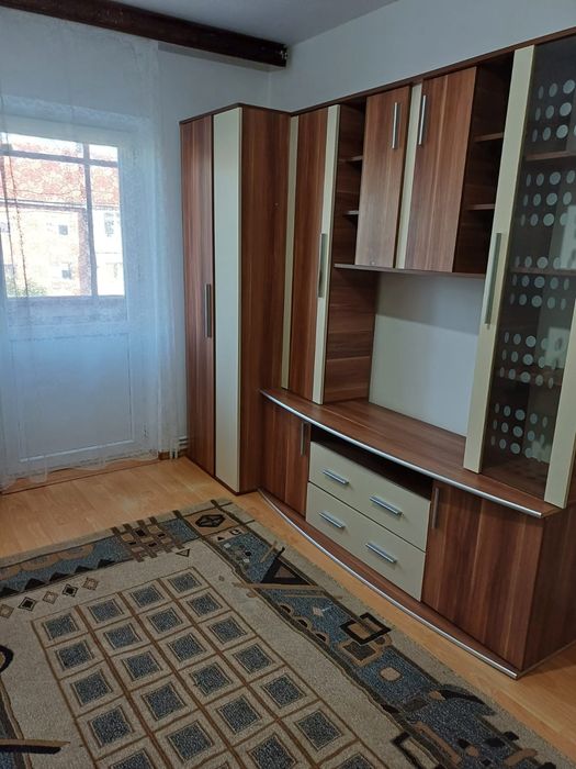 Închiriez apartament