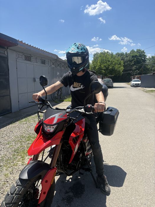 Motocicleta Barton Tekken 125, an fabricație 2023, categoria A1, cu cutii laterale și topcase montate, într-o stare foarte bună ,apoape noua
