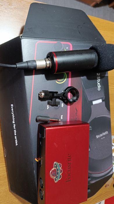 Focusrite Scarlett 2i2 Studio 4th Gen + Microfon + Căsti -  Ca Nou