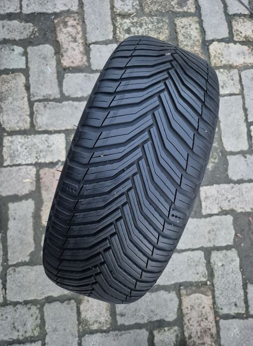 O bucată 225/45 R17 M+S iarnă - una Michelin Dunlop
