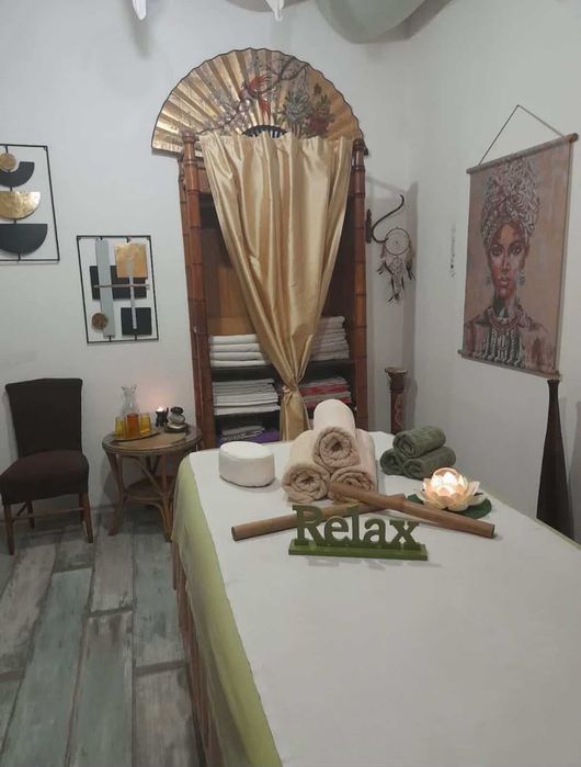 Луксозна СПА масажна маса с комплект за твоя уелнес старт