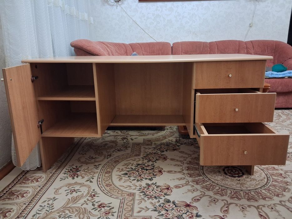 Продаётся стол письменный двухтумбовый