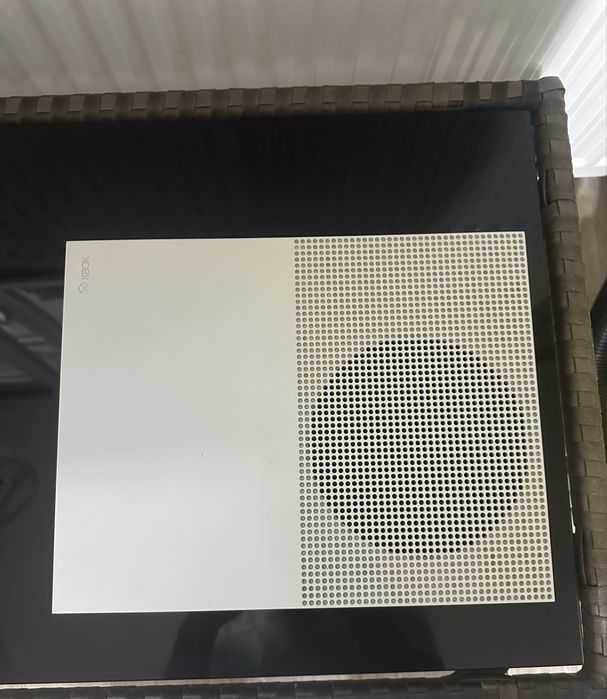 Xbox one S 1tb + 4 jocuri + cabluri