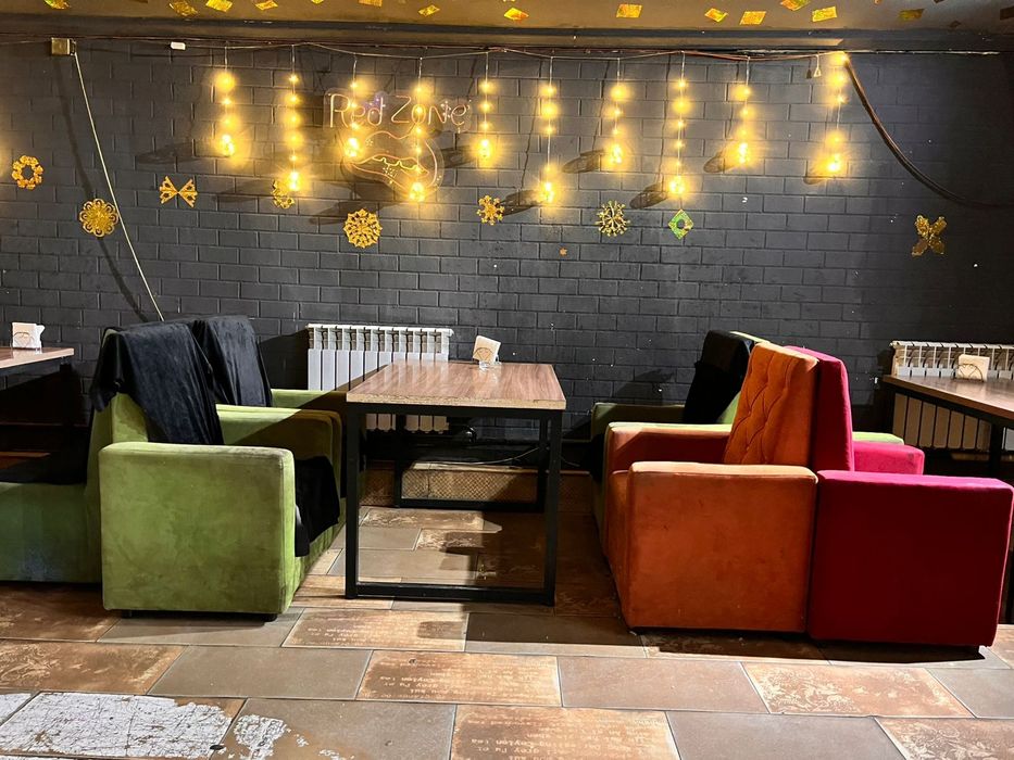 Срочно продам комплект стол и диваны