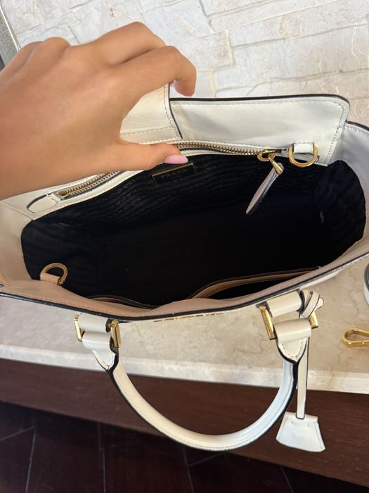 Бяла дамска чанта Prada Saffiano