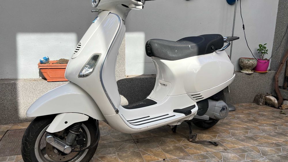 Vespa LX 125 3V i.e. 2012 Albă – 16k Înmatriculată RO, stare excelentă