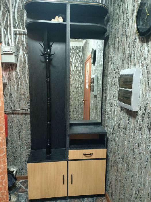 Продам комод с зеркалом, тумбу и прихожую
