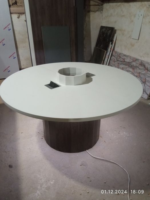 Круглый стол. Думолок стол.Dumoloq stol