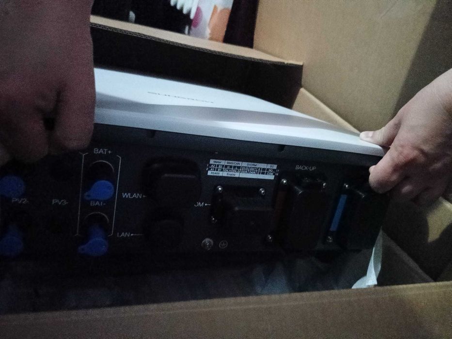 Urgent, invertor hibrid trifazat