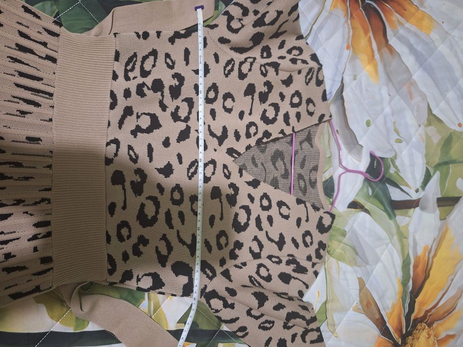 Стилна дамска рокля подходяща за есенния и зимният сезон!