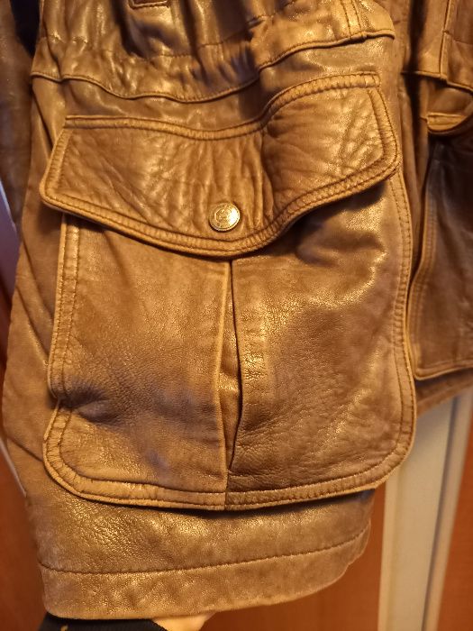 Este iarna geroasa. Scurta de piele foarte moale, matlasata adusa din