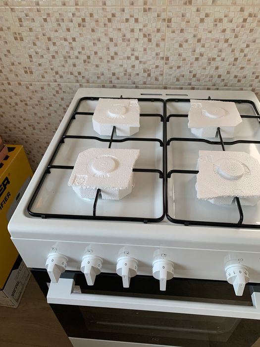 Aragaz Electrolux, 4 arzătoare și cuptor pe gaz, nou nefolosit.