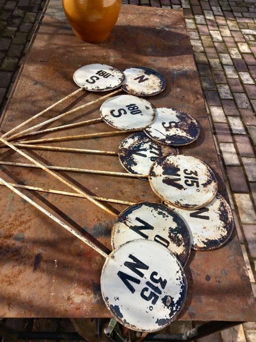 Semne pt.poligon și vas ceramic vechi