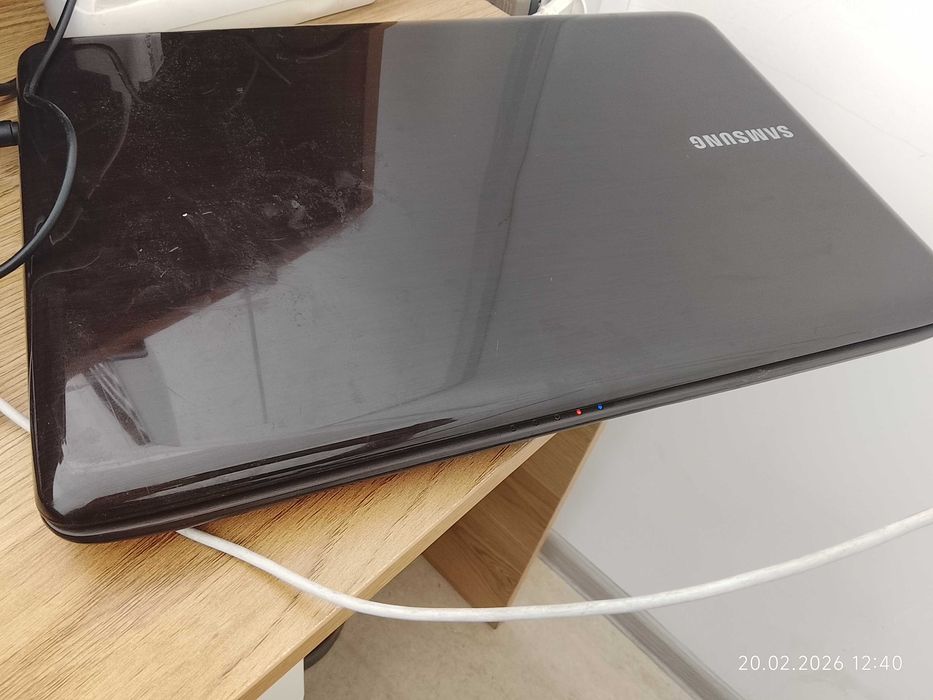 Noutbuk Samsung i3 sotiladi