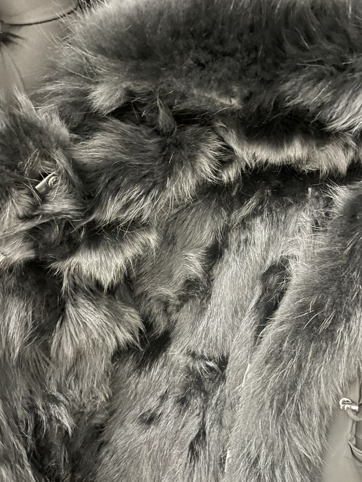 Черна парка с лисица